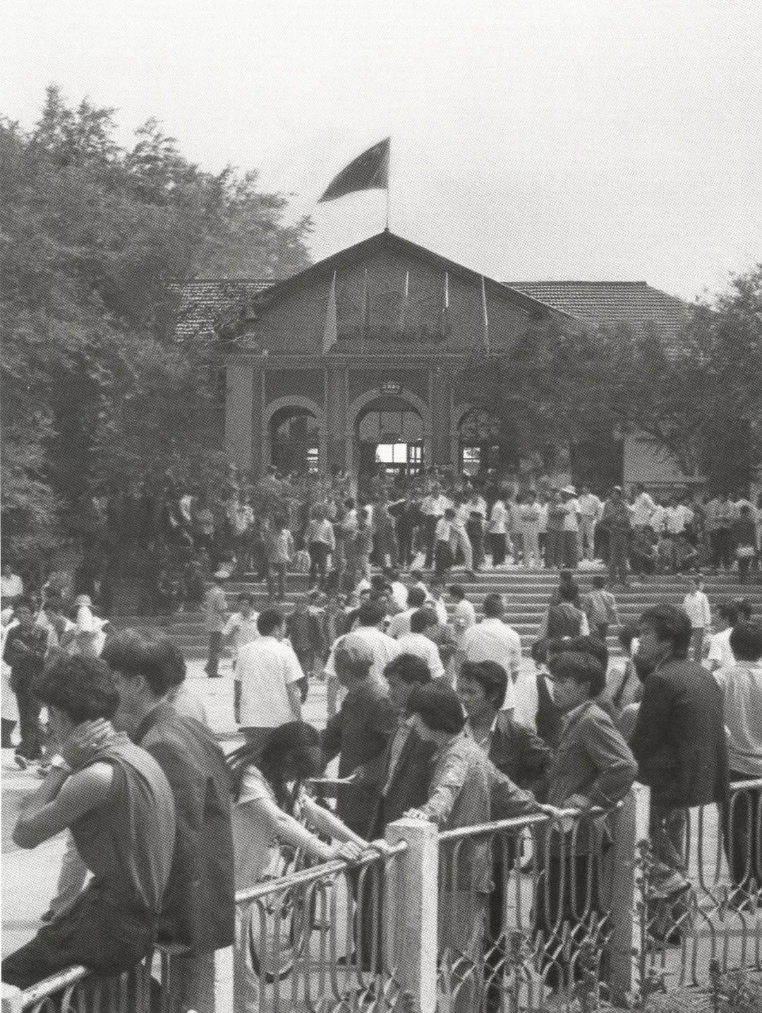 关于亚眠队伍全队奋力一搏，艰苦赢得比赛的信息