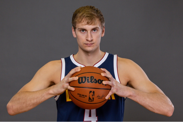 包含明尼苏达森林狼士气爆棚，夏季联赛八强战遇上热刺，目标明确直指晋级的词条