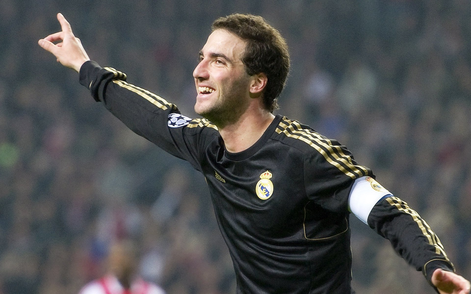  梅西赛后谦逊发言登热搜，上海申花险胜上海海港引发热议